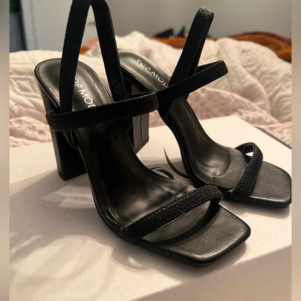 TOP Moda Women's Minimalist Chunky Heel Sandals, Elegant black. Size 5. new 🖤